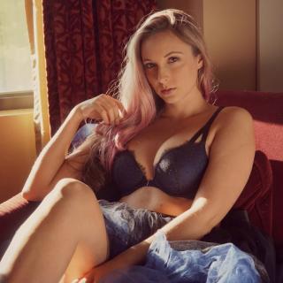Allie Eve Knox photo