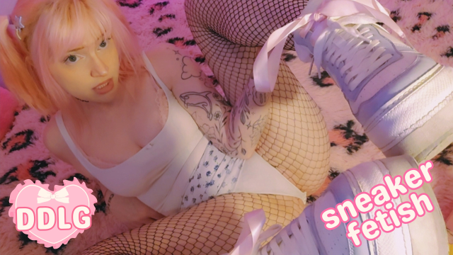 daddy loves my sneakers video from Squeezypeach