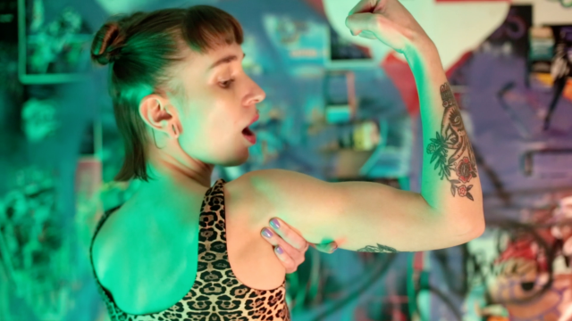 Fit Girl Flexing video from Bia Roman