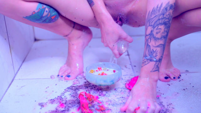 Messy fetish, foot crushing & squirt video from Bia Roman