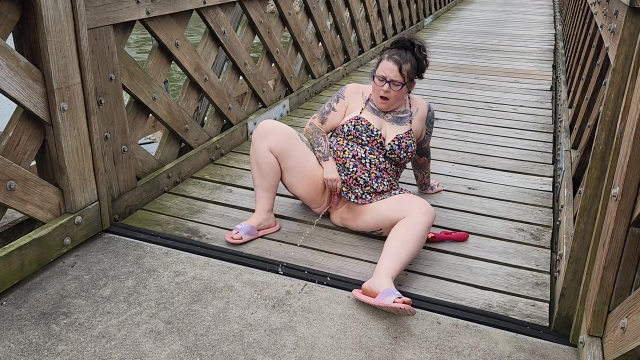 Suspension Bridge Squirt video from Ruby Deschain