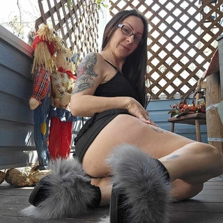 Ass and Feet on a warm morning photo gallery by Goddess Lizzie