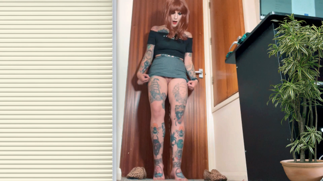 Desperate Office Girl Peeing Barefoot video from InfinityWhore