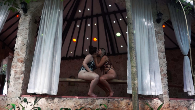 Sensual Lesbian Makeout w Allie Eve Knox video from Ivy De La Courte