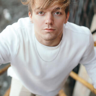 Joshua Lewis photo