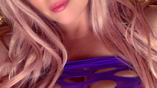 Neon  Huge Tits Worship video from Kates Kurves