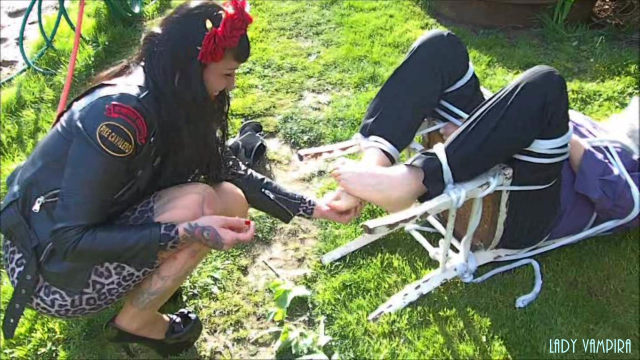 La Chica Rockabilly No Traces video from Ladyvampira