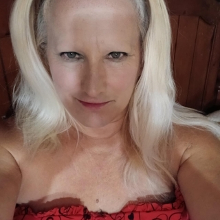 Lady in red photo gallery by Lilcaligirl78