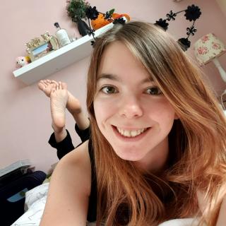 Feet, fully clothed photo gallery by Lina roselina