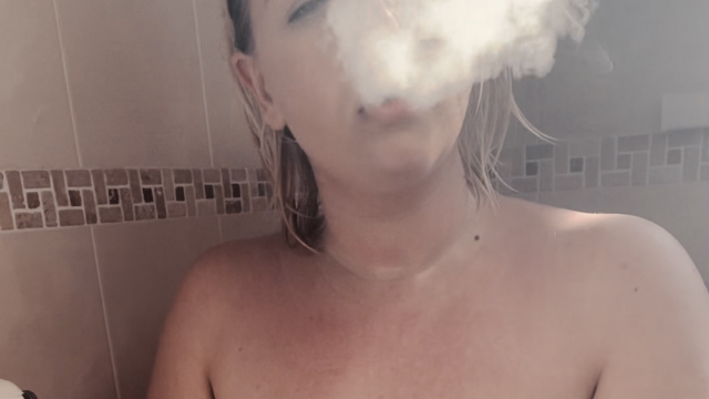 Smoking, playing & peeing in my towel video from LollyLovve