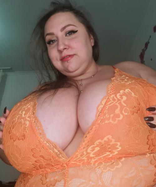 Lora BBW contest photo