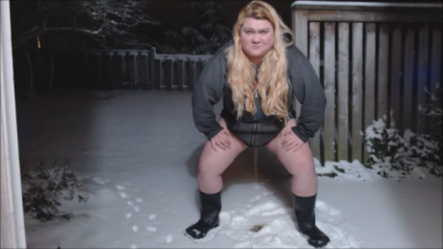 Peeing and Farting in the Show video from Lustybustylark