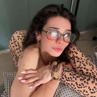 Mima Kario photo