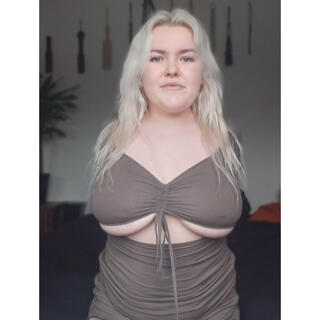 Missi Raw photo