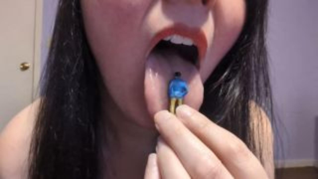 Tiny Is Surprised And Swallowed video from Morgana Laveau