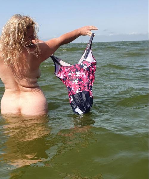 Nikki Holland contest photo