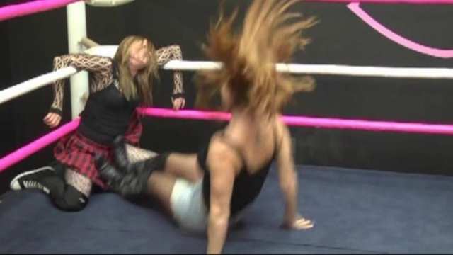 3 IS COMPANY - JESSIE BELL SMOTHERS vs BETTY BATTLES vs SIN-D video from RING WOMEN VIDEO