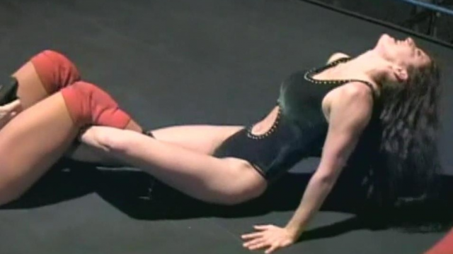 SQUASHED AGAIN - SIN-D vs VHawk video from RING WOMEN VIDEO