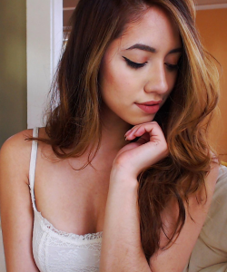 Robin Mae at APClips.com