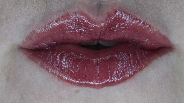 Shiny close up lips video from SultryMissEm