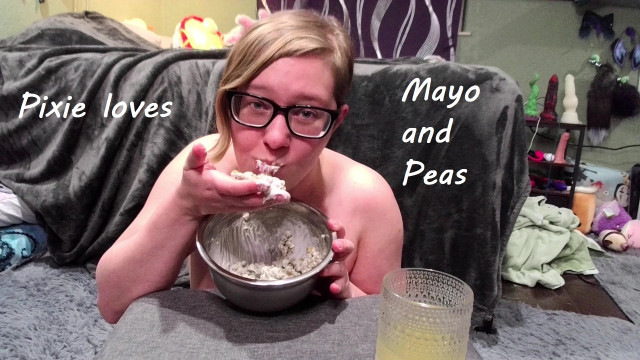 Pixie eats Mayo and Peas