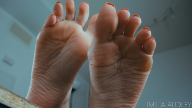 Giant Foot Addict video from Imilia Audley