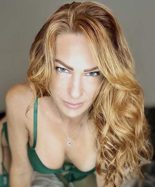 TrophyWifeNat contest photo